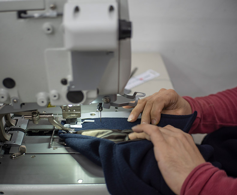 TOSSEM Schneiderei und Manufaktur - Atelier - Mitarbeiter bei der Arbeit