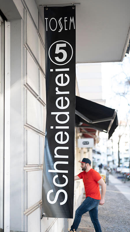 TOSSEM Schneiderei und Manufaktur - Straßenansicht TOSSEM Schneiderei mit Plakat